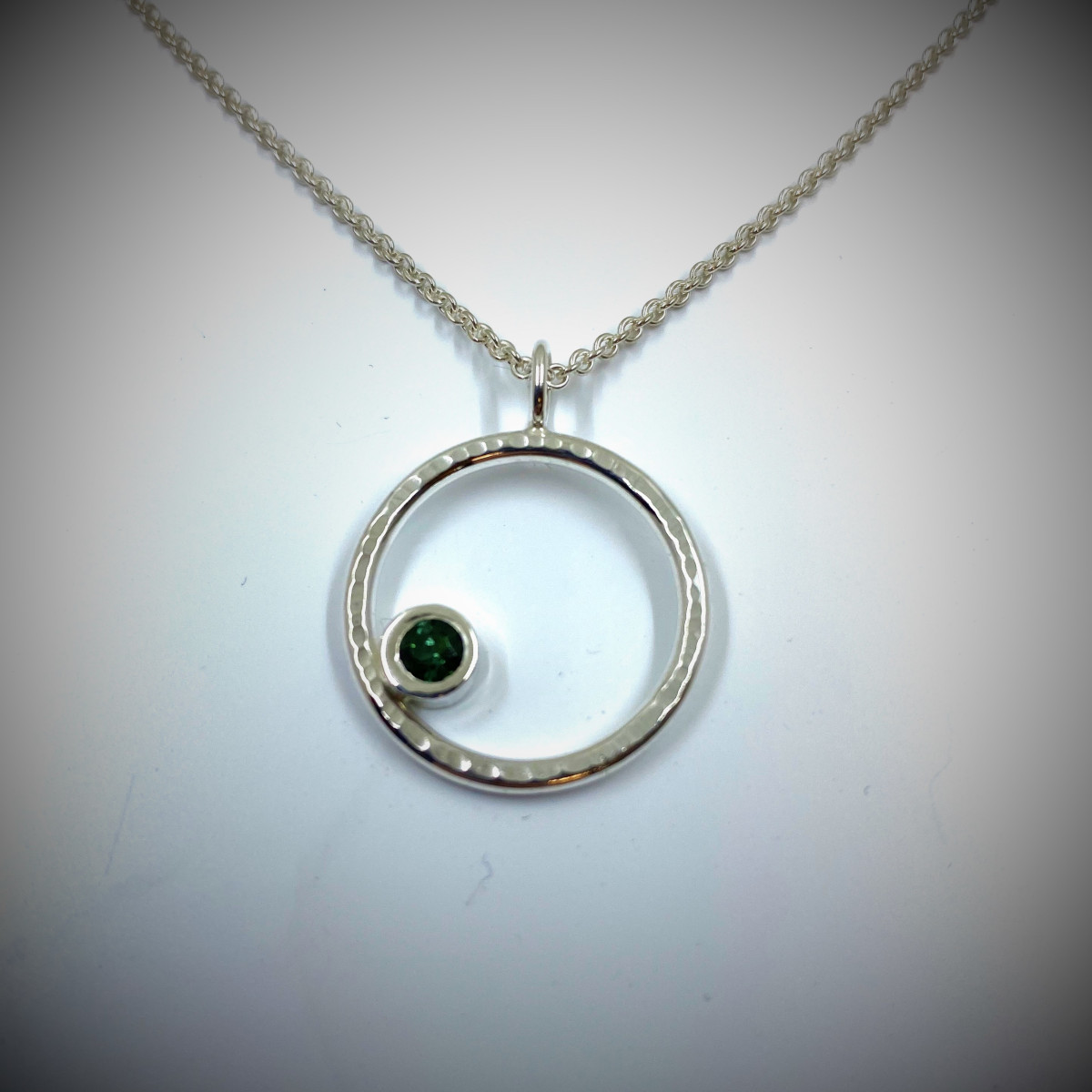 Silverhalsband från skogens guld med grön turmalin